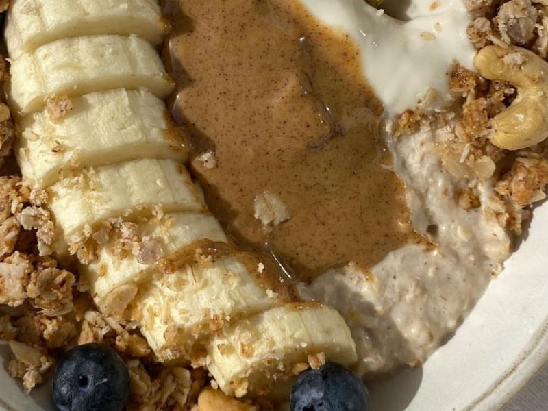 Porridge with banana & peanut butter