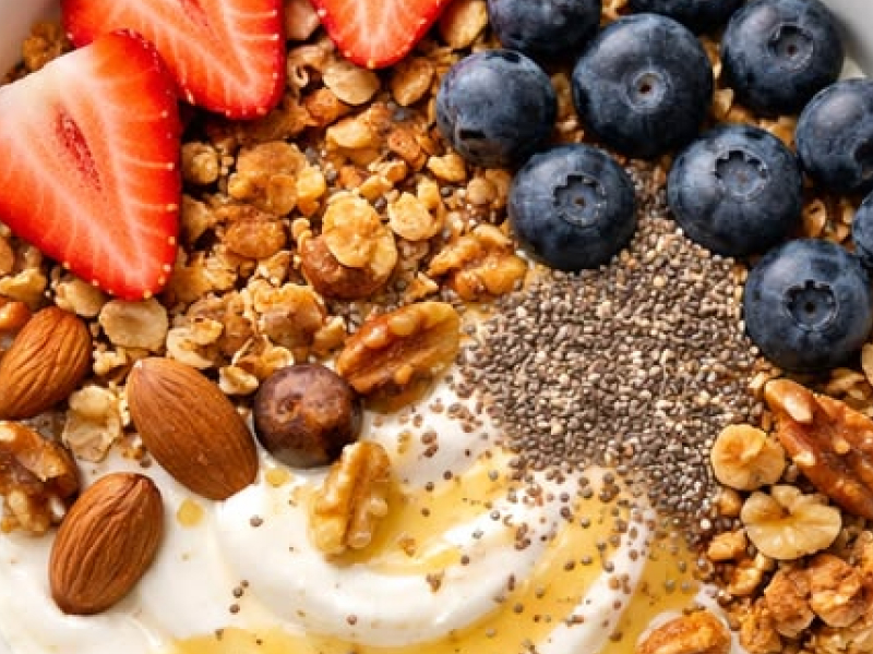Greek yogurt, berries & oats